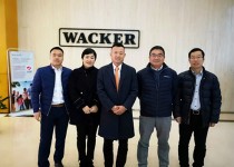 董事長(zhǎng)尹國(guó)平、董事總經(jīng)理張振豐、副總尹嵐等領(lǐng)導(dǎo)出席瓦克年度總結(jié)會(huì)議